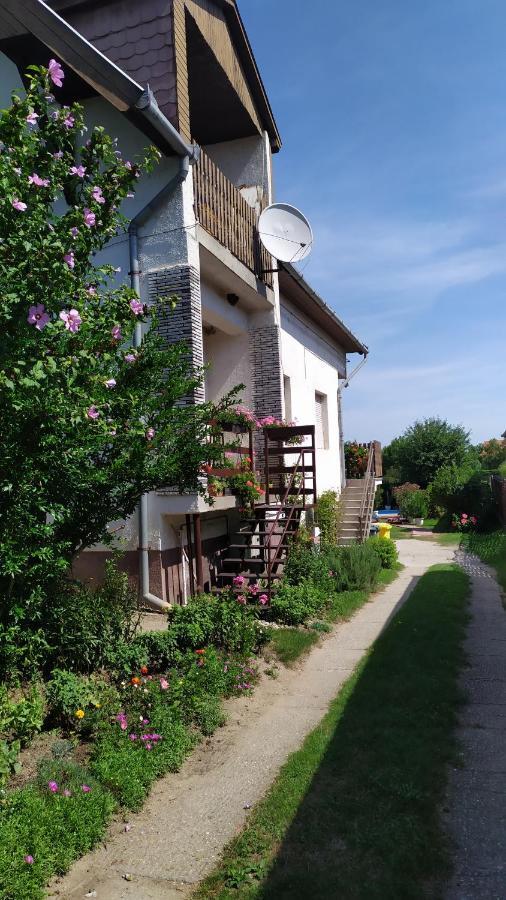 Leander Apartman Balatonlelle Esterno foto