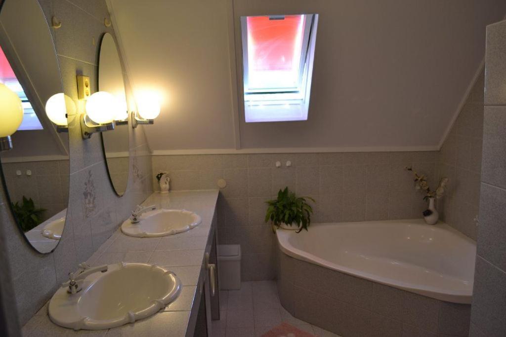 Leander Apartman Balatonlelle Esterno foto